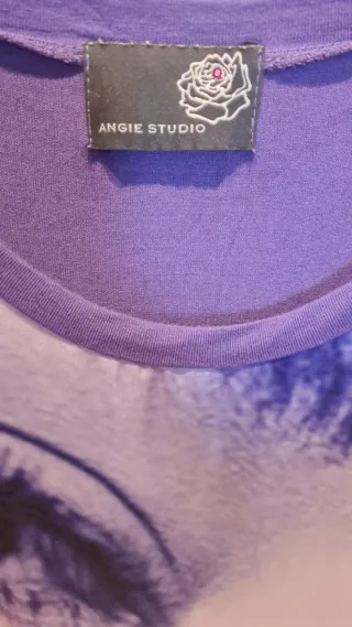 Camiseta Angie Studio Talla L, tallaje ancho
