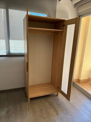 Armario de madera y cristal