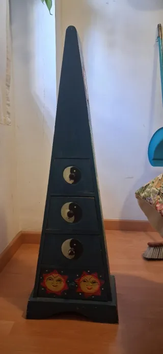 Cajonera de madera decorada