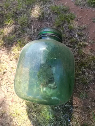 Garrafa de cristal verde para decoración