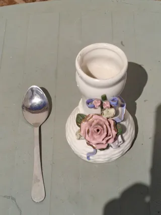 Jarrón de cerámica con flores rosas