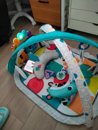 Gimnasio para bebé con piano y juguetes