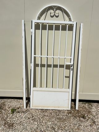 Puerta reja blanca con copete ornamental