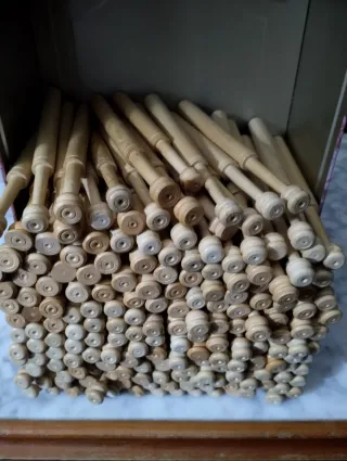 Bolillos de madera para encaje. Hay 184.