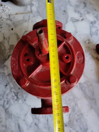 Bomba de agua manual antigua IDEAL