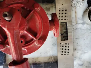 Bomba de agua manual antigua IDEAL