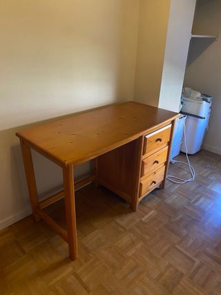 Escritorio de madera con cajones