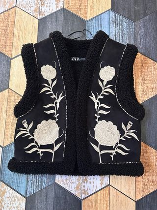 Chaleco Zara Negro Bordado Flores
