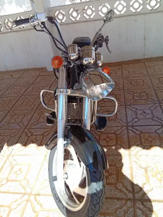 Moto Cruiser Negra y Plateada
