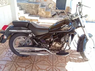 Moto Cruiser Negra y Plateada