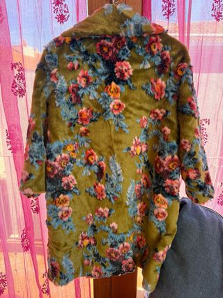 Abrigo pelo estampado floral Uterqüe
