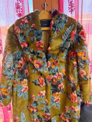 Abrigo pelo estampado floral Uterqüe