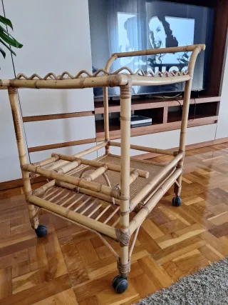 Carrito de mimbre con ruedas