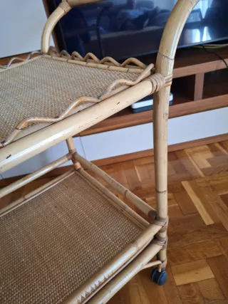 Carrito de mimbre con ruedas
