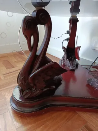 Mesa de cristal con cisnes