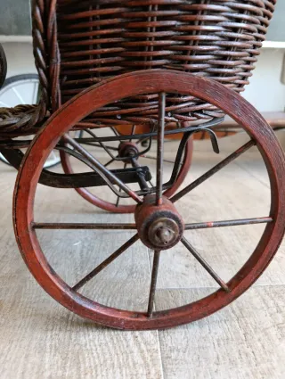 Carro antiguo de hierro madera y mimbre años 30/40