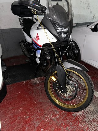 Honda Transalp 750 XL 2023 (3500 km). Impecable.