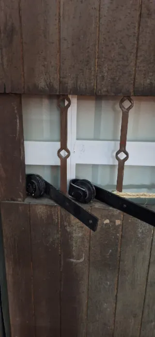 Puerta corredera estilo establo con herrajes