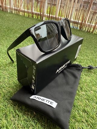 Gafas de sol Arnette negras.