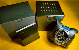 Reloj Diesel Spiked nuevo, dorado y negro