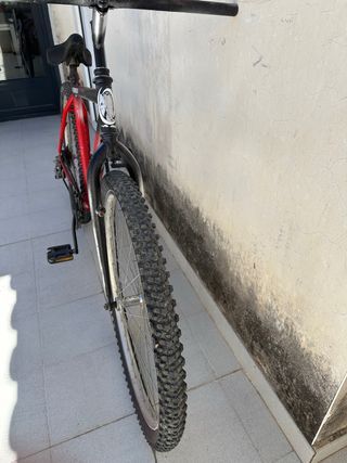 Bicicleta Orbea Roja y Negra