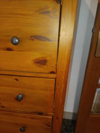 Cómoda de madera con cajones