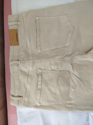 Pantalón beige Stradivarius Talla 40