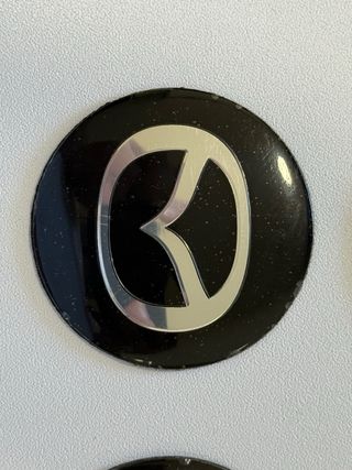 4 Emblemas Tapacubos Mazda Fondo Negro 56mm