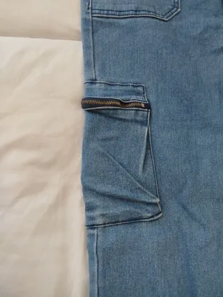 Pantalón vaquero cargo con cremallera