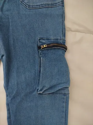 Pantalón vaquero cargo con cremallera