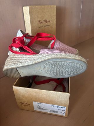 Zapatillas Esparto Toni Pons Rayas Rojas.