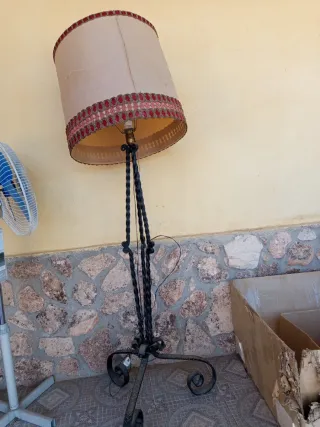 Lámpara de pie forja antigua