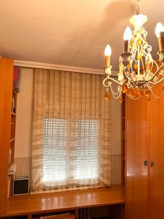 Estor enrollable beige.