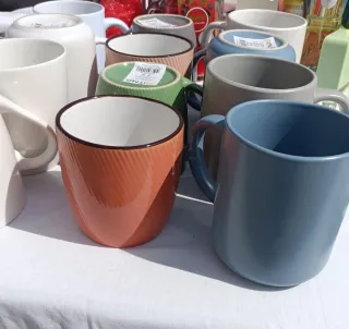 Tazas de cerámica azul y naranja,blancas,....