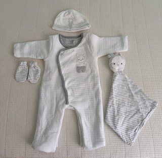 Pelele 1 mes + Doudou + gorro y manoplas