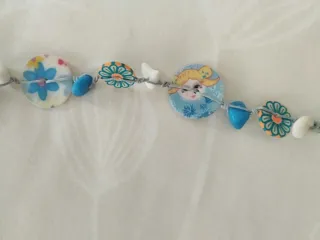 Collar de cuentas azul y blanco