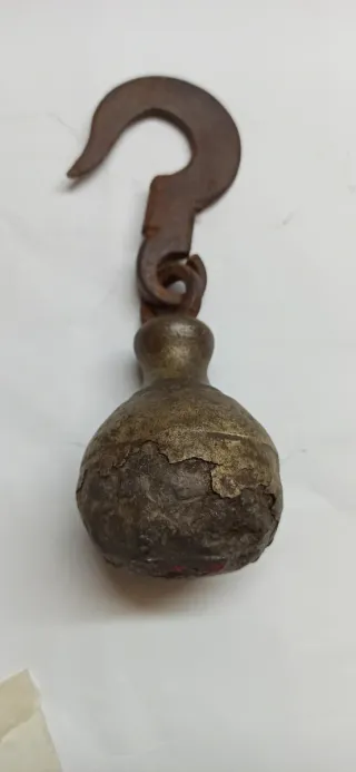Antico gancio con peso bilancia bascula