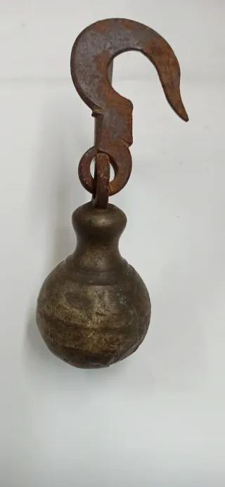 Antico gancio con peso bilancia bascula
