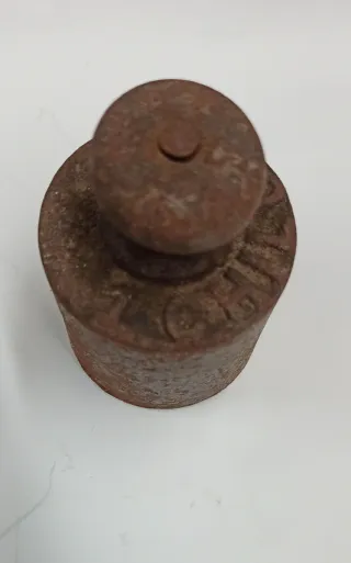 Antico gancio con peso bilancia bascula