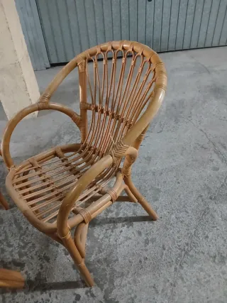 Mesa de terraza con 4 sillas de ratán