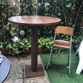 Mesa redonda con pie de hierro envejecido y silla