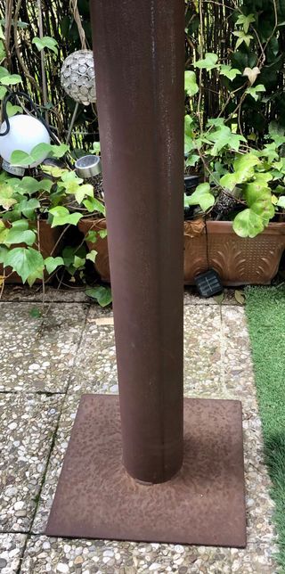 Mesa redonda con pie de hierro envejecido y silla