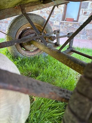 Carro antiguo de madera y metal