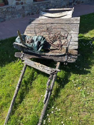 Carro antiguo de madera y metal