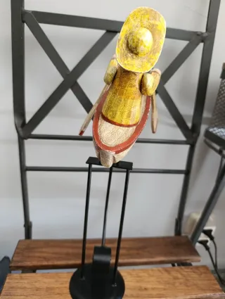 Figura marinero en barca de madera