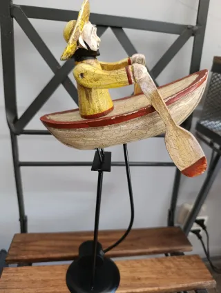 Figura marinero en barca de madera