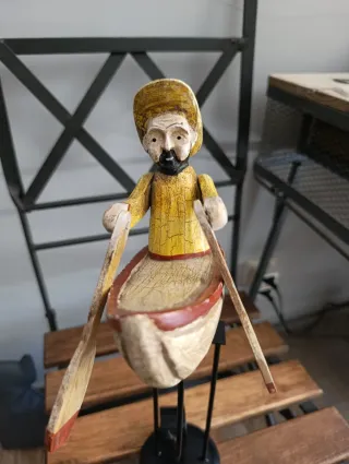 Figura marinero en barca de madera