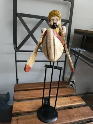 Figura marinero en barca de madera