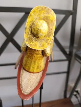 Figura marinero en barca de madera
