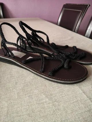 Sandalias negras trenzadas sin estrenar.